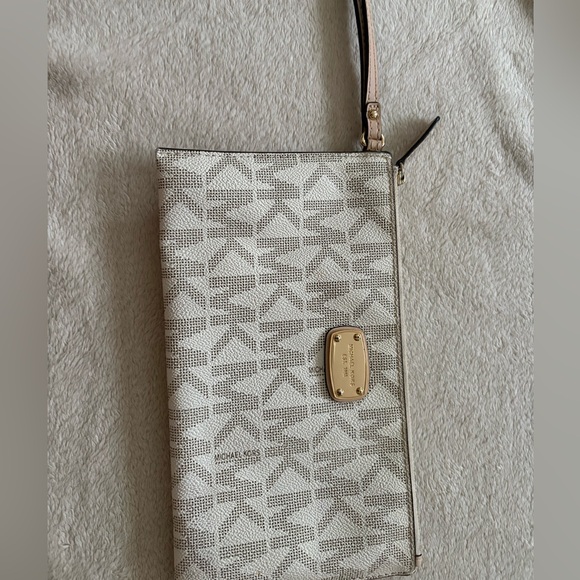 Michael Kors Cream and Gold Wristlet - Picture 1 of 3
